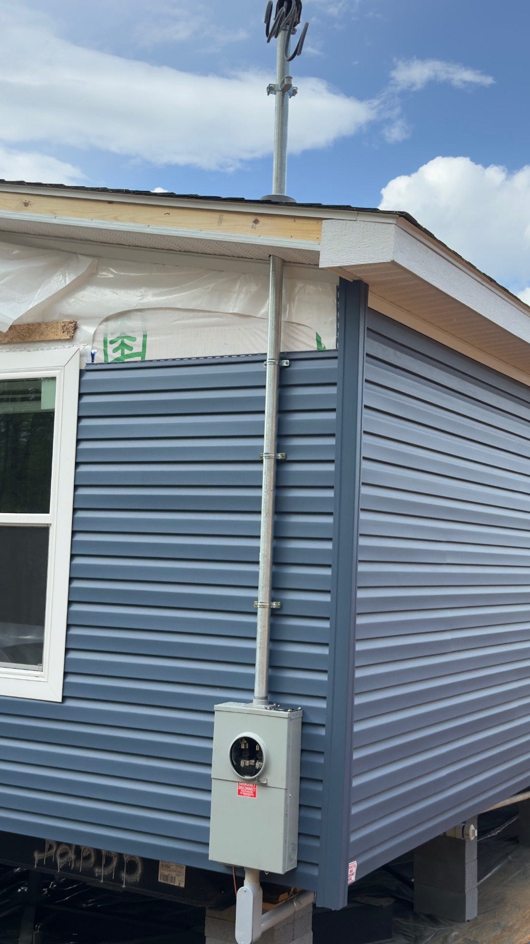 Meter base and service mast installed on a manufactured home in Greeneville TN