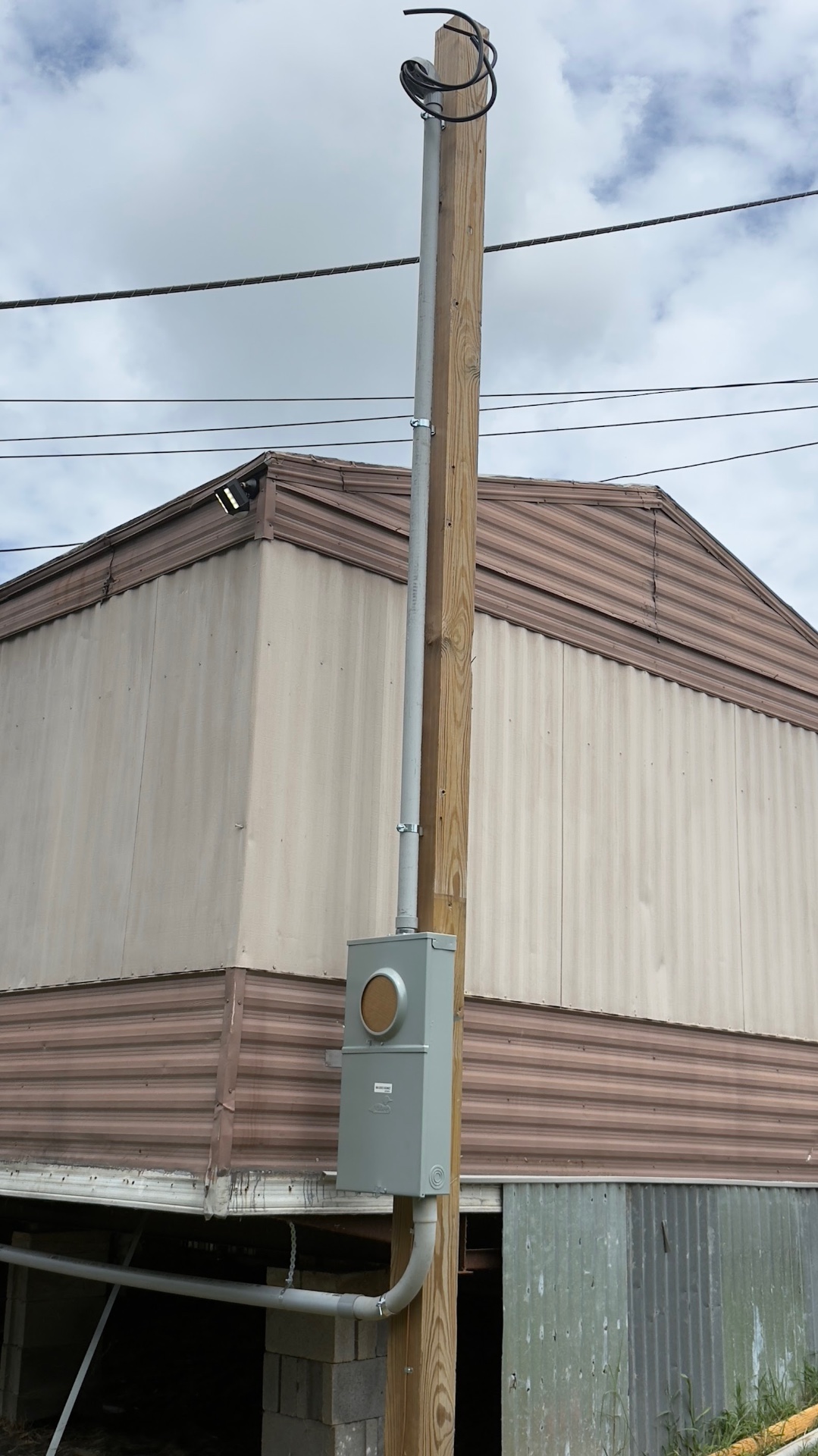 Pole-mounted meter base serving a barn in Bulls Gap TN